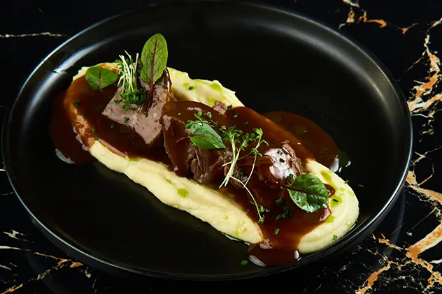 Томленые телячьи щечки с картофельным пюре и соусом демигляс