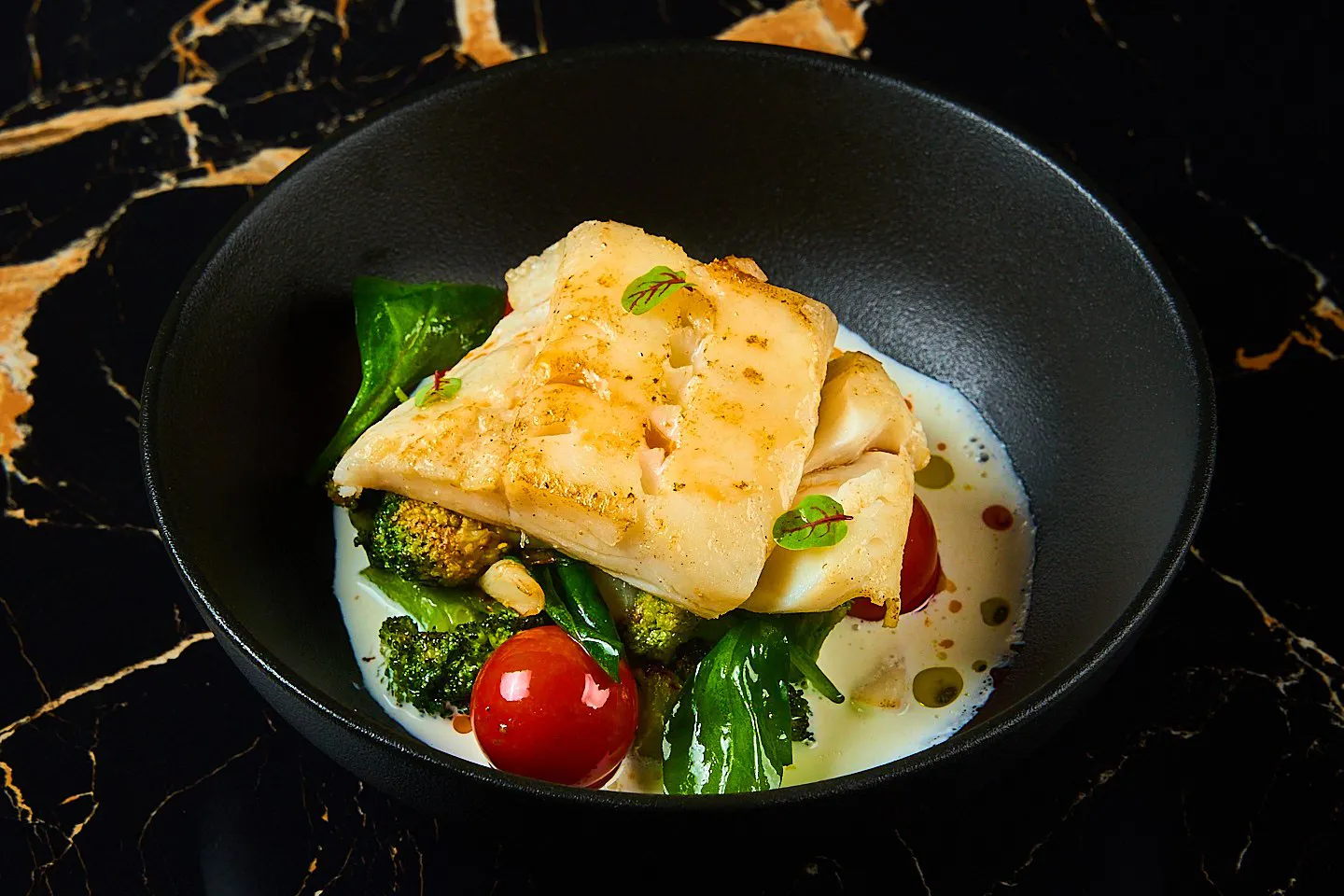 Филе трески томленое в соусе бакалао и овощами