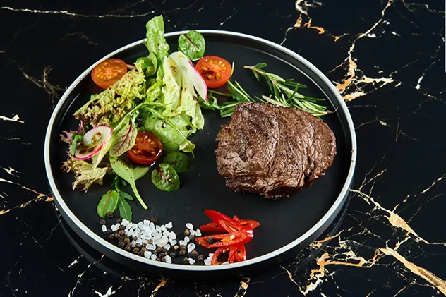 Филе миньон с миксом салата с томатами черри