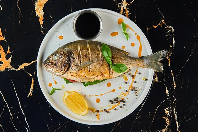 Дорадо, запеченое на гриле с соусом наршараб