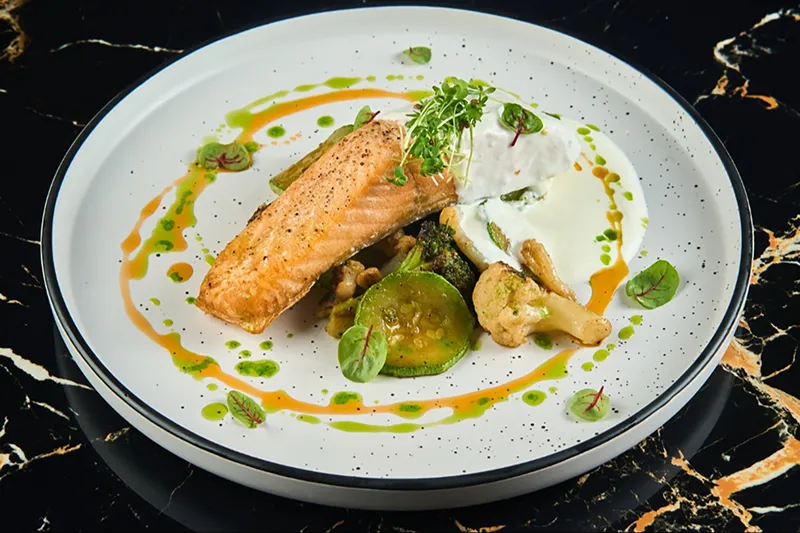 Стейк лосося с цукини и цветной капустой со сливочным соусом