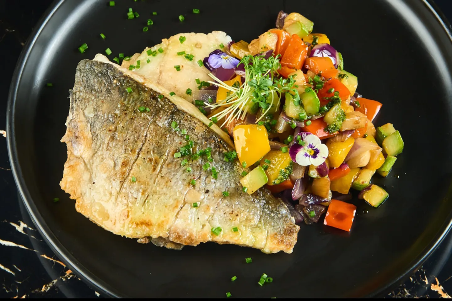 Филе дорадо с рататуем под соусом песто